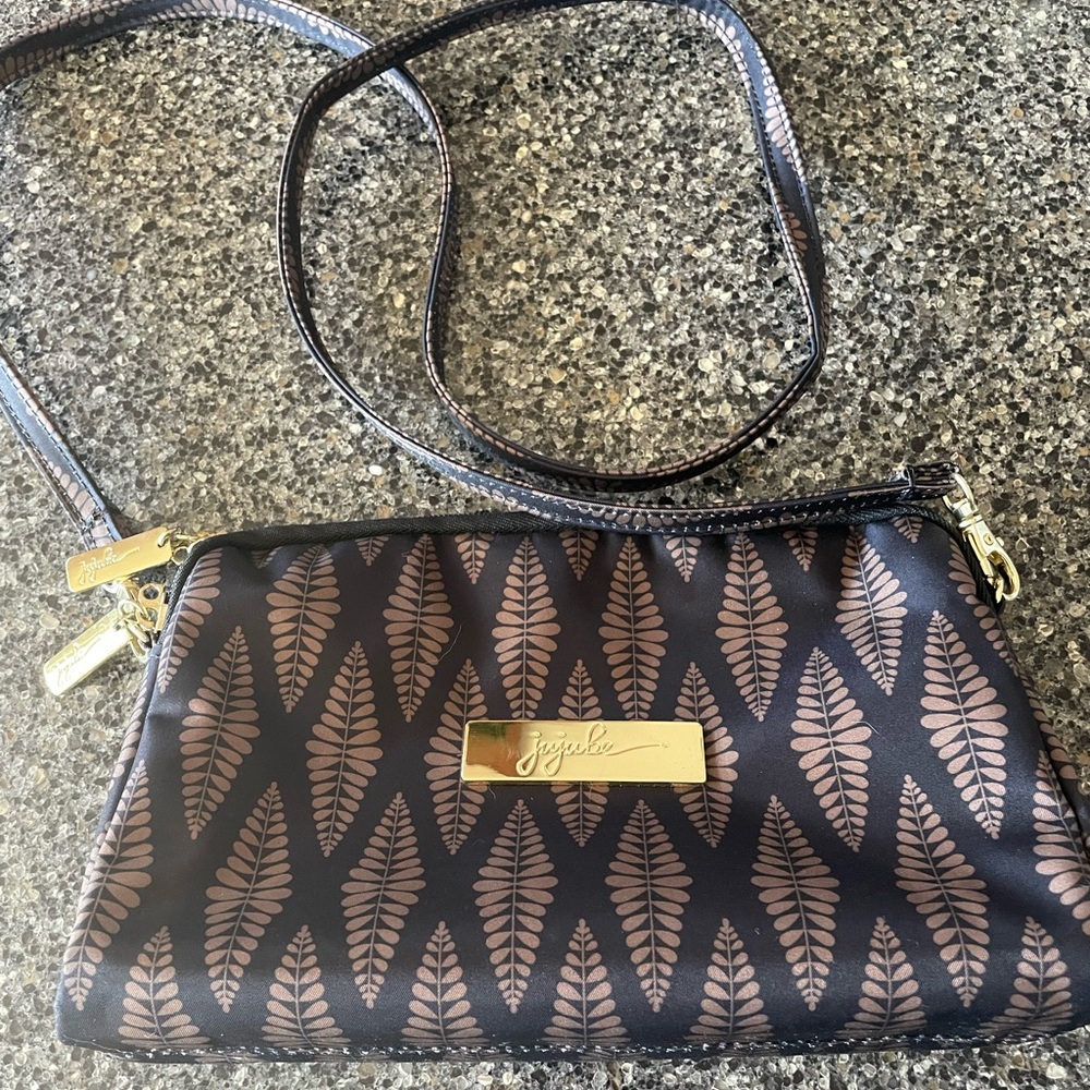 Jujube pouch/crossbody